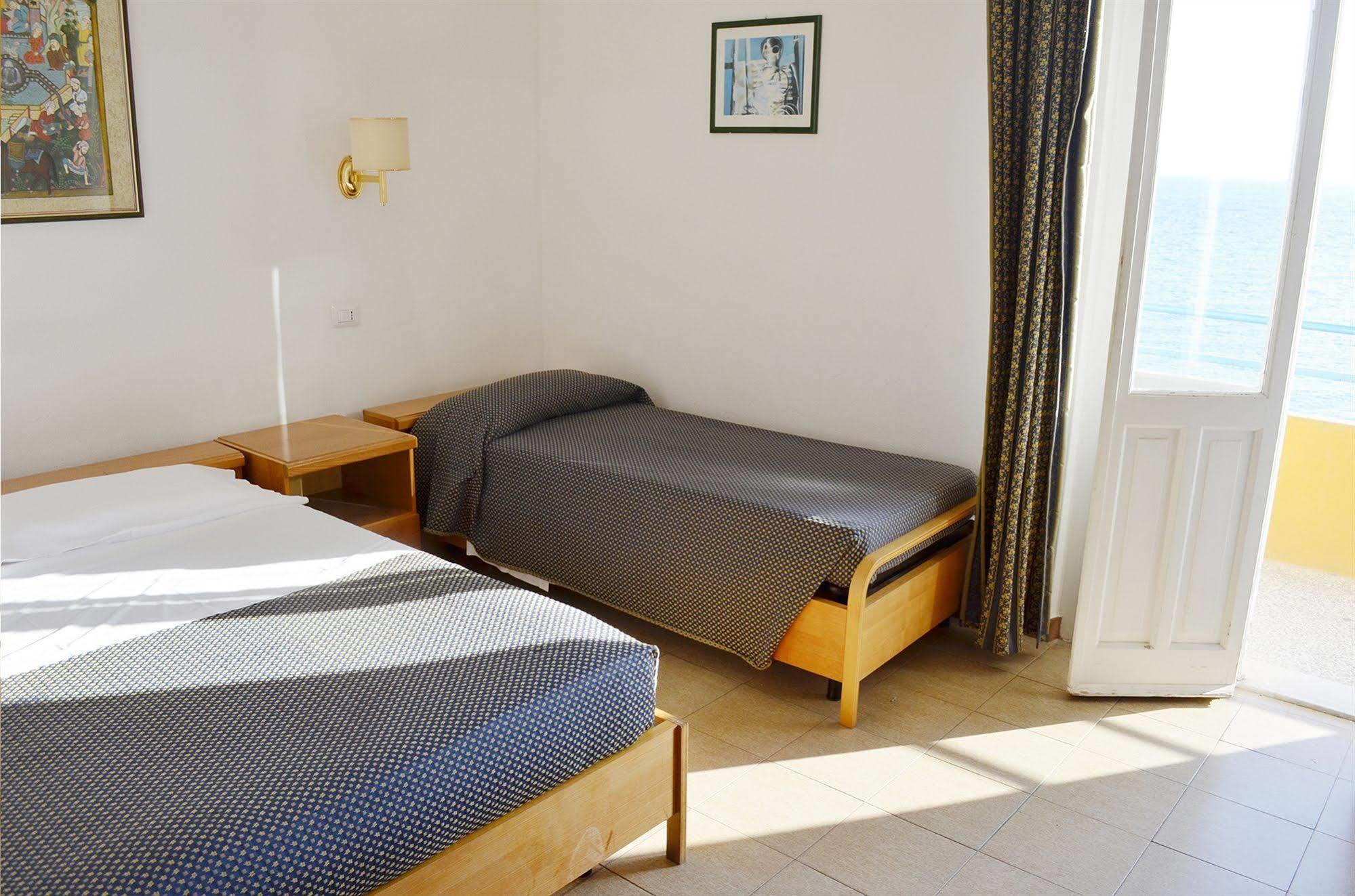 Hotel Calamosca Кальярі Екстер'єр фото