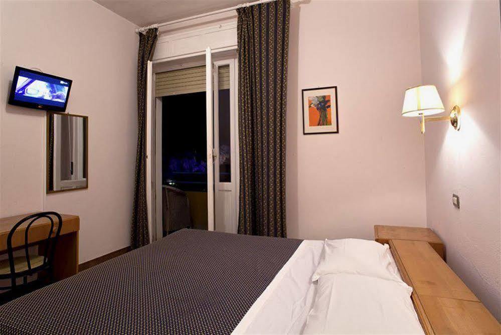 Hotel Calamosca Кальярі Екстер'єр фото